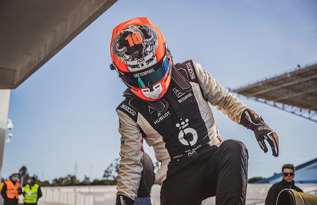 ACR driver AlCapone getting into his Formula Renault